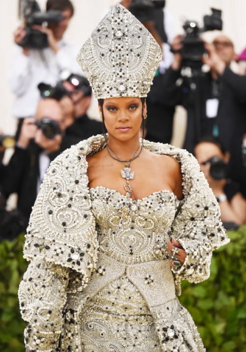 ruinedchildhood:Rihanna attends the Heavenly Bodies: Fashion & The Catholic Imagination Costume 