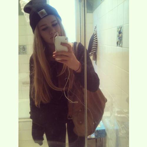 starbuc-ks: Your hair is so pretty and i like your outfit x