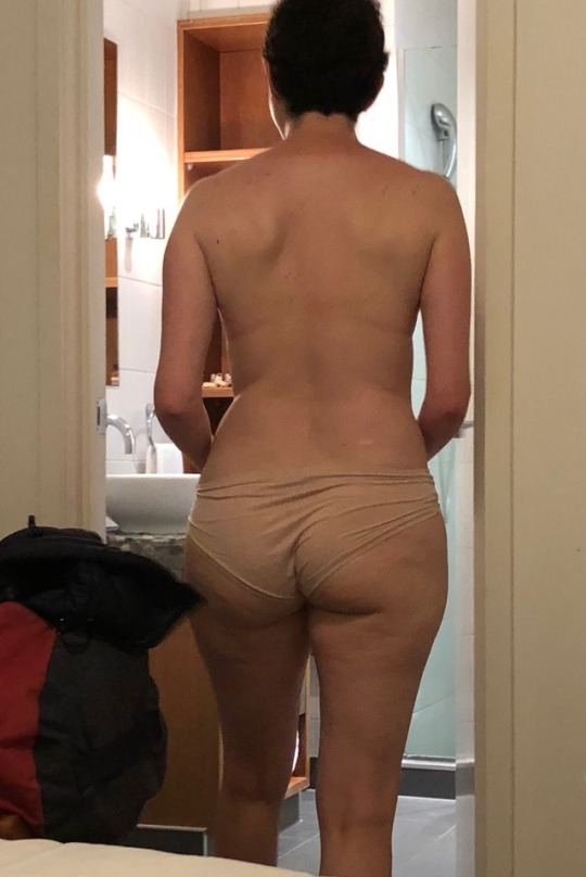 corporatemilf:  Curvy backside