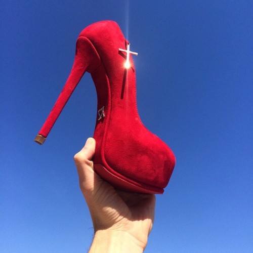 Red heels by @yaroseshulzhenko repost from @ksondzyk ☀️#luxuryshoes #madeinitalyshoes #shoelfie #tac