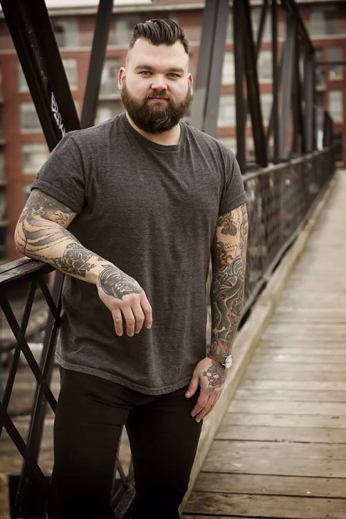 misterbeaverhousen:  yoquierouno:  Alternative bear  Handsome