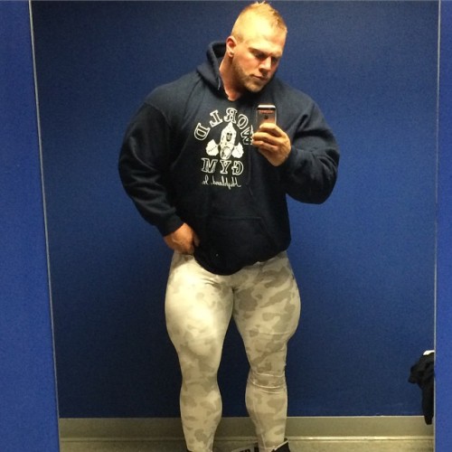 Christ that spandex is about to explode.