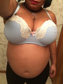 mothermunchies:  My belly is getting absolutely massive, weighing in at 212 now. Been eating almost non stop for a month gaining 2-3 pounds a week. I think it shows