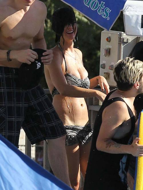 cruzingratiot:  Katy Perry ass crack adult photos