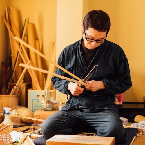 佐渡島より。両津出身の竹工芸作家の本田青海さんの作業風景を拝見させて頂いた。毎年2、3の賞を受賞されてて、作品の買い手の層を考え今は東京に拠点を置いてるそう。竹のことも工程もあれこれ聞いたら全部教えて