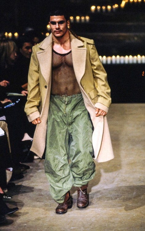 11bidjan:Alexander McQueen’s “Dante” A/W 1996 