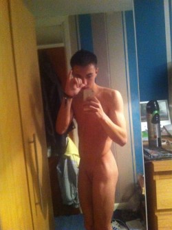 guyswithiphones-nude:  Guys with iPhones http://ift.tt/1bHkUpB