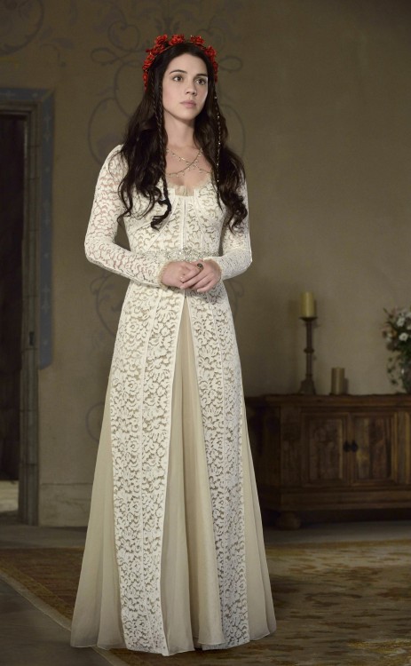 REIGN 1x02: ADELAIDE KANE wearing J. MENDEL RESORT 2013 (fashion-of-reign.tumblr.com/post/660