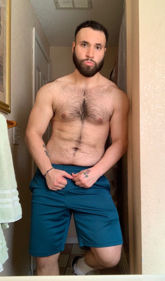 kingqueerr:Body positivity can be hard sometimes, but today I was feeling myself 🙆🏻‍♂️💪🏻
