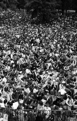 papierscolles: Audience at Hyde Park watching