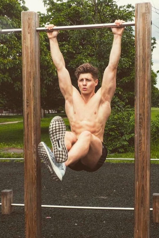 hotcelebs2000:  TOM TROTTER