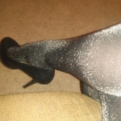 nylonpics: elizabethandrews: Sparkly tights for the holidays! #tights #holiday #highheels Love those