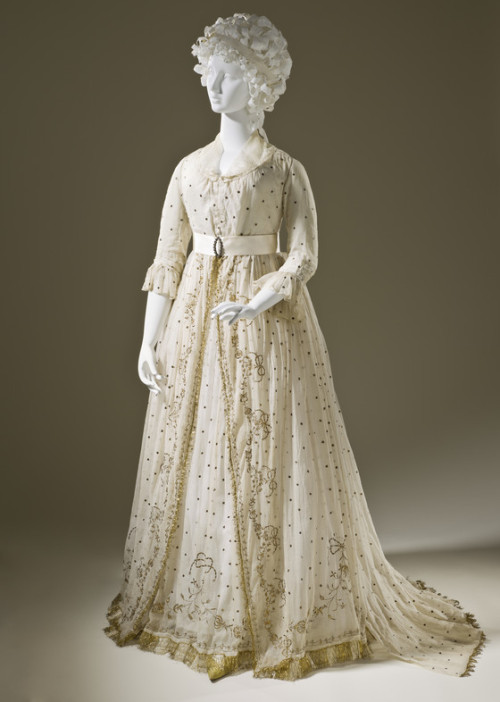 fashionsfromhistory:Round Gownc.1790EnglandLACMADress for a Hobbit