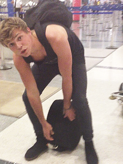literallybyeisgone-deactivated2:  Ashton Irwin at the airport looking like a little