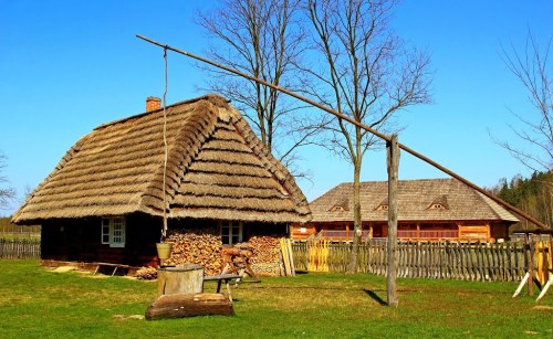 lamus-dworski:Old types of strzechy (Polish for thatched roofs) in the open-air Museum of Folk Cultu