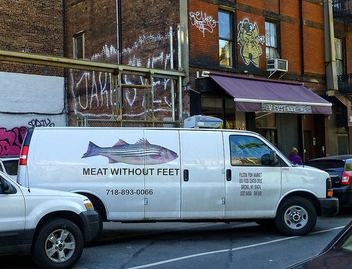 giraffesonparade:  giraffesonparade:  I am drunk and on my way home walked past this truck that had pictures of fish on it and said ‘meat without feet’ I laughed so hardr  MEAT WITHOUT FEET 