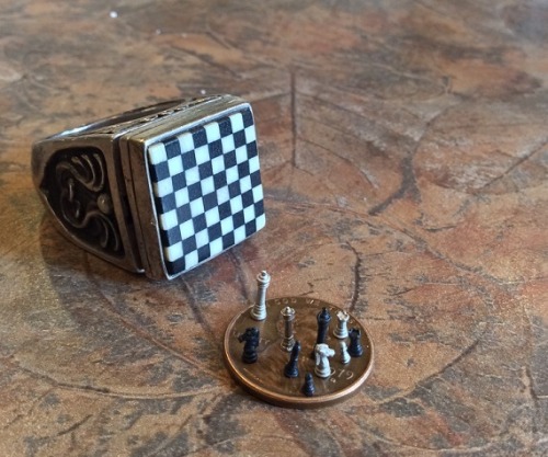 World&rsquo;s Smallest Chess Set created by Joe Turner