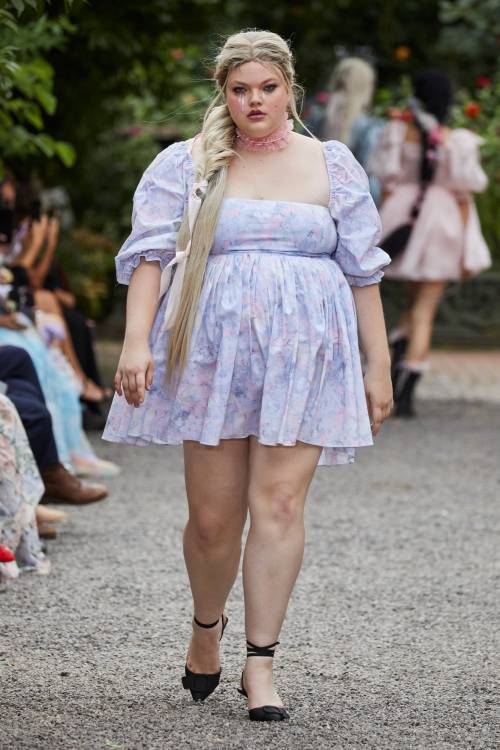 thinfatfit:  size diversity on the Selkie runway pt 2https://fashionista.com/2021/09/selkie-puff-dresses-clothing