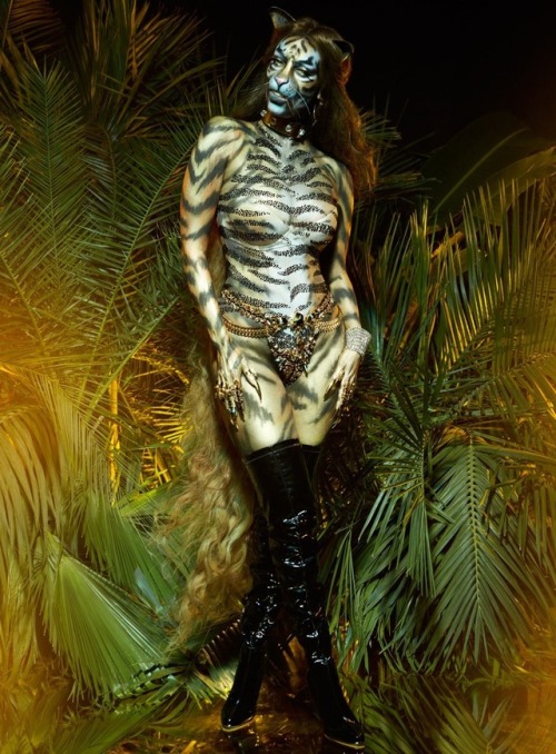 XXX so-not-the-norm:  Tyra Banks as a fierce photo