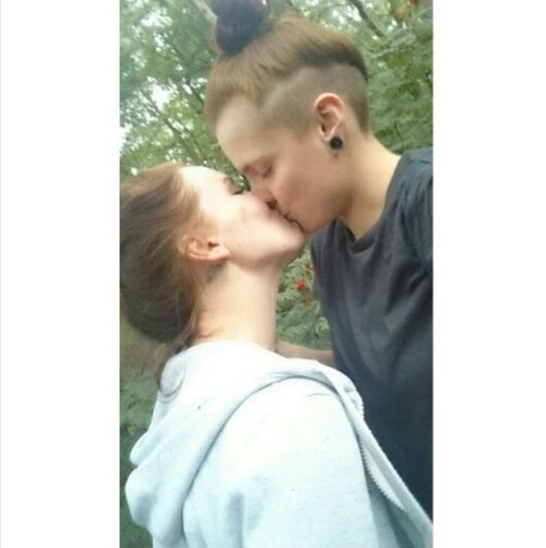 lesbiann-cutiess:  👭 