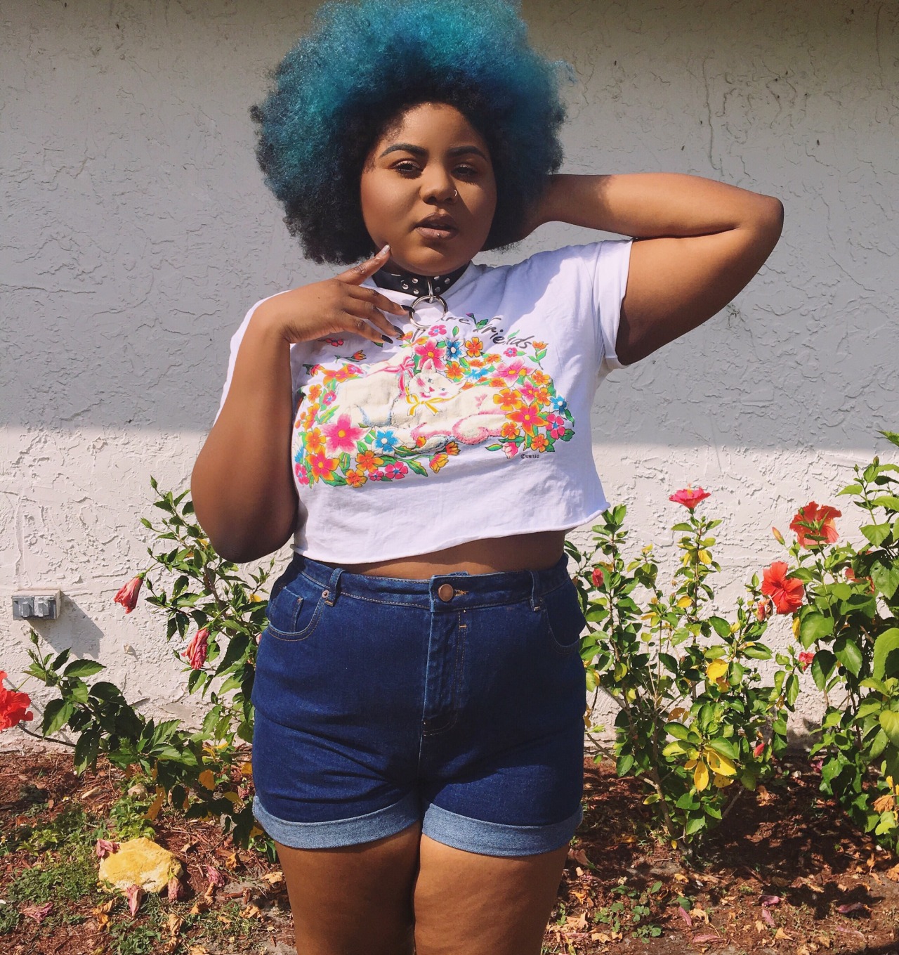 satanicspacecat:  hantisedeloubli:  🌺🌻🌸🌼🌺  Seule, toujours seule.