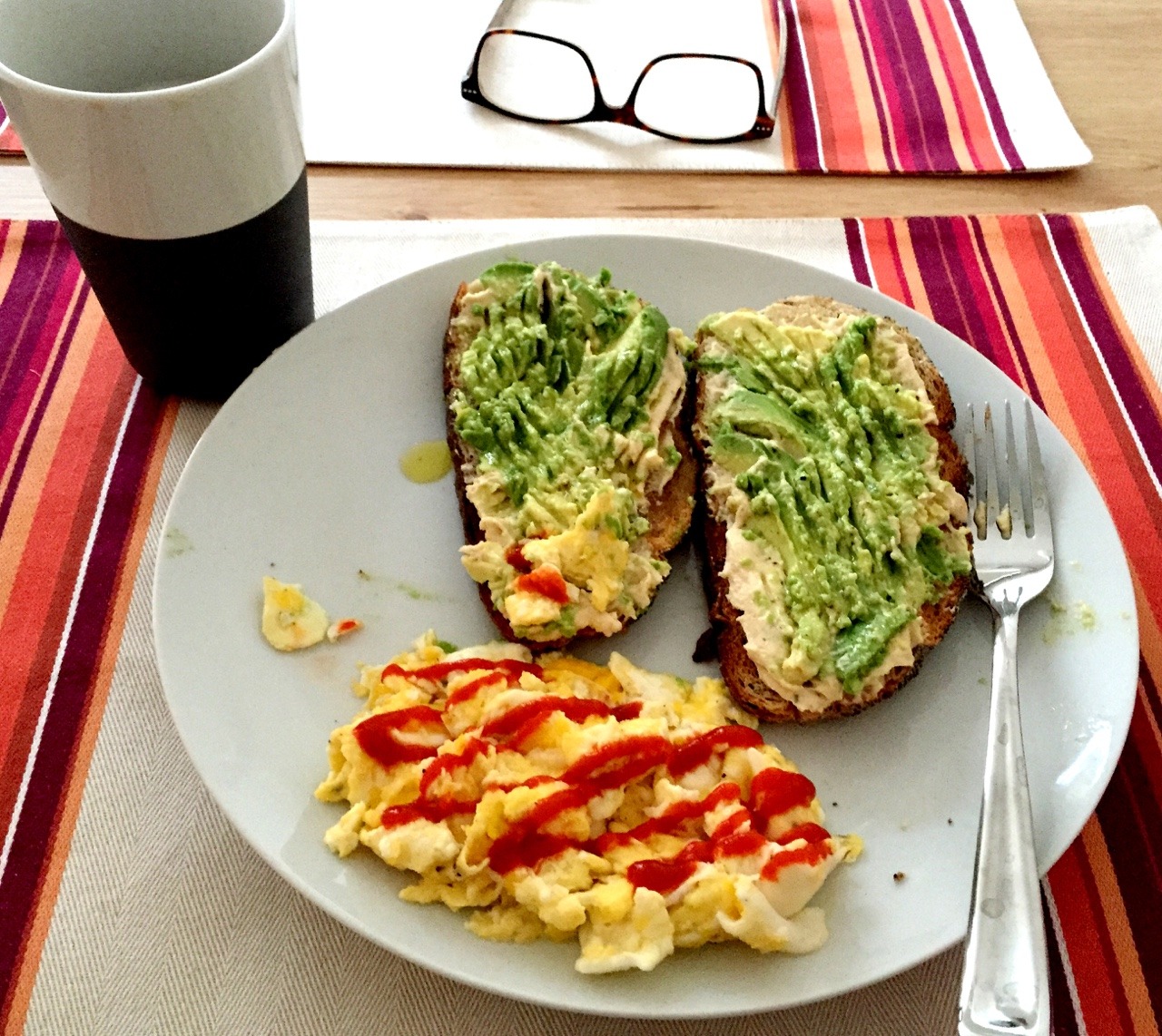 veggieviebyiulesandt:  Fuel for my long days: whole grain toast with hummus and smashed