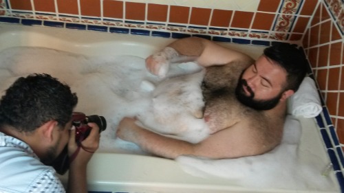 jaredbear:  El detras de camaras de las fotos en la bañera xD 