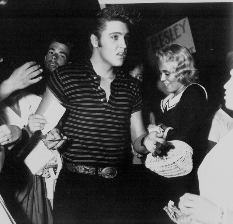 thewonderofelvis:  Elvis at Los Angeles Airport, August 1956. 