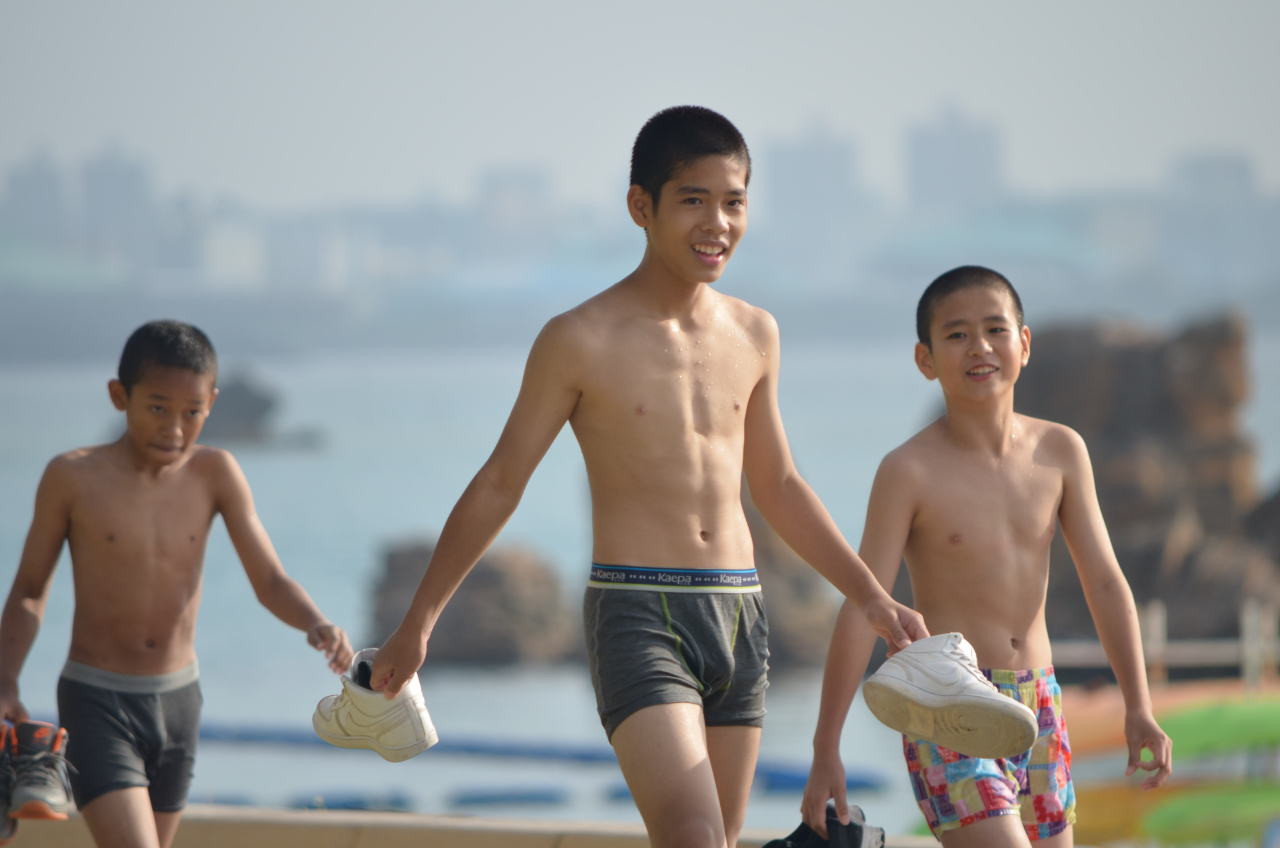 少年 パンツ一丁 意外と気分とかノリで後先考えず 海に飛び込むタイプ。 北部に行くと特にね(笑) そして沖縄の夏は、パンツ一丁の小中学生や  Tシャツ＆短パンでの海水浴が日常風景。 こんな沖縄。夏風景がいいんだとおもう。 – @hikal223 on Tumblr