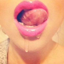 alwayys-hornyy:  h-g-g:  I’m such a bad girl. I never wipe my mouth when I’m done ;) x  damn