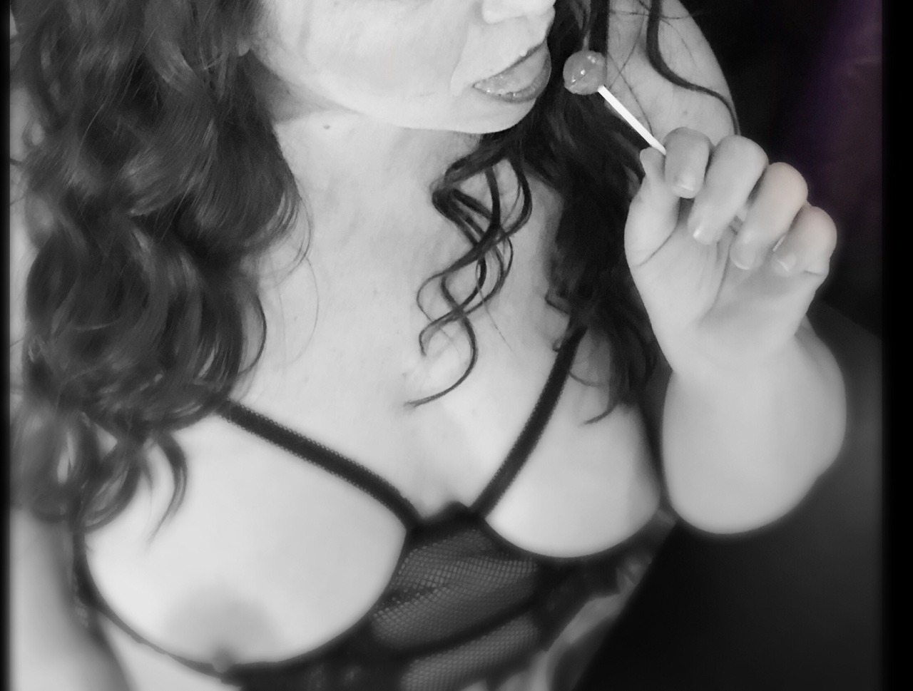 curiouss-kitty:  It’s titty Tuesday … 💋