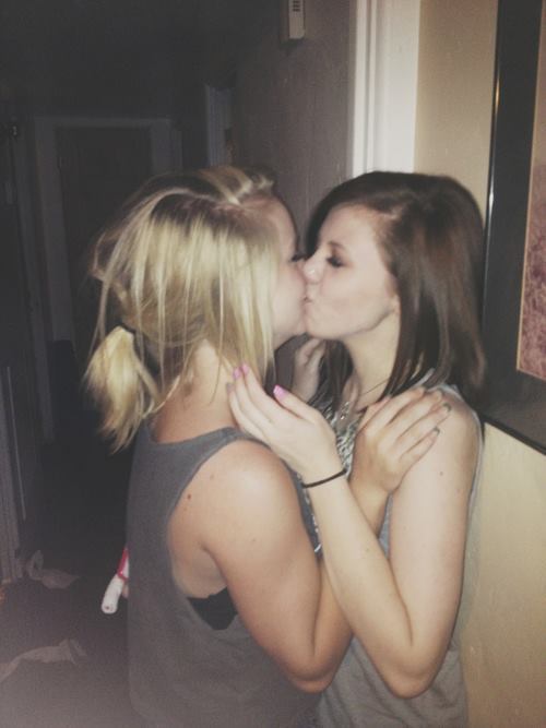 50shadesofrainbows:  ♥  HAHAHAHA it&rsquo;s funny cause this is gravitysex