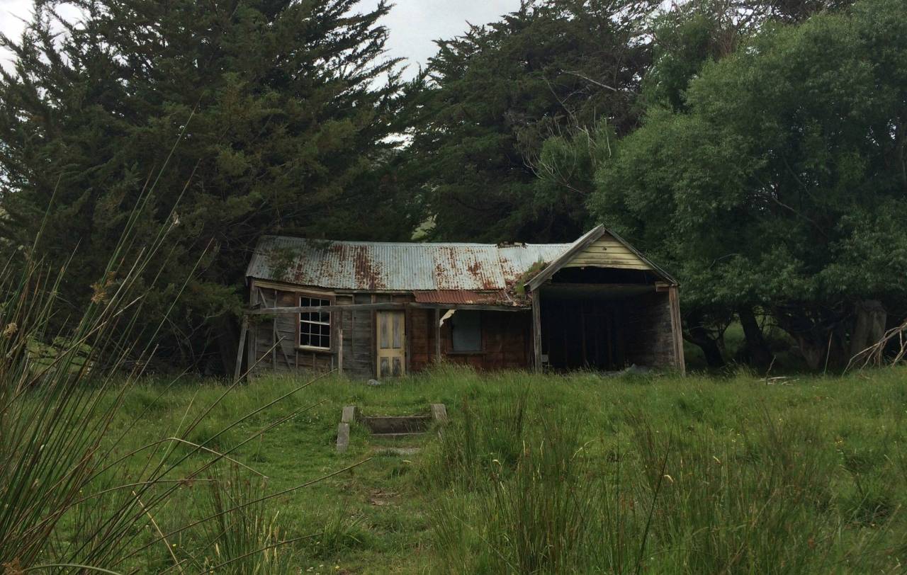 abandonedandurbex:  Decaying house near Little River, Banks Peninsula, New Zealand