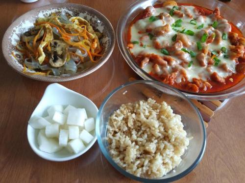 food-porn-diary:Homemade Korean food! Glass noodles with vegetables (잡채), spicy chicken with cheese 