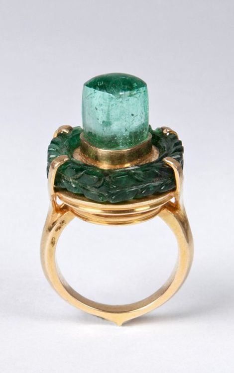 hinducosmos:Emerald Lingam RingSouth India, 19th CenturyWorn by a member of the Shiva Lingayat sect.