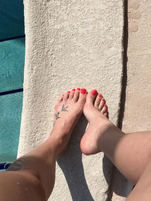 Damn my girl has some gorgeous feet!