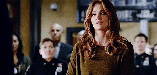 kate–beckett:Beckett briefing the Precinct as a Detective and as a Captain.