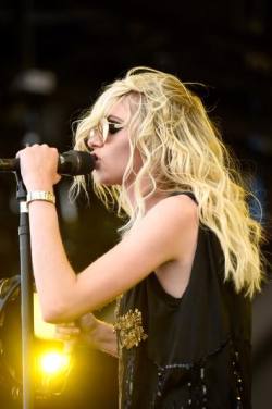 Momsen-News:  Taylor Momsen Of The Pretty Reckless Performing At Iheartradio