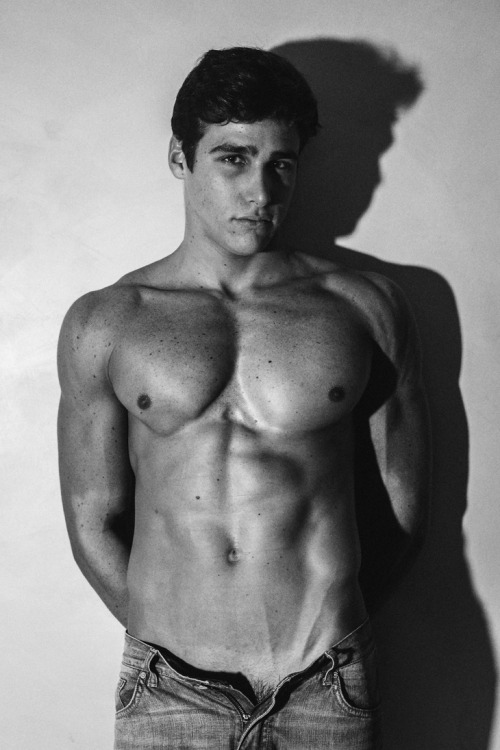 radkidintown:  WHO THE HELL IS THIS GUY. I FELL IN LOVE WITH HIM RIGHT AWAY. 