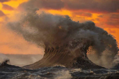 ohthentic:  bordjack:  colbert64: Liquid Mountains – Les vagues puissantes du Lac Erie photographiées par Dave Sandford   Avec sa série Liquid Mountains, le photographe canadien Dave Sandford (Instagram) a cherché à capturer toute la puissance et