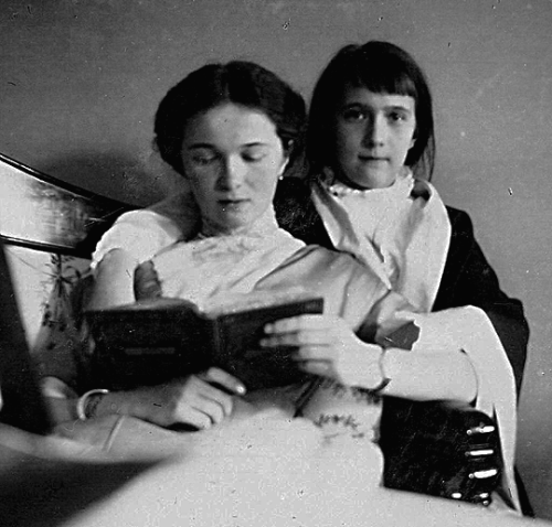 historyofromanovs:  Grand Duchess Olga Nikolaevna of Russia with her youngest sister, Anastasia.