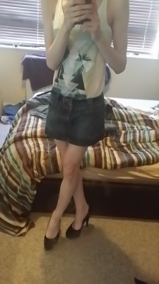 jammy-cat:  its rare to see me not in any kind of socks but i didnt have any to go with this outfit :(i also havnt shaved in a bit so  sorry about that but its not super noticeable because potato quality (maybe a bit of green will increase the quality