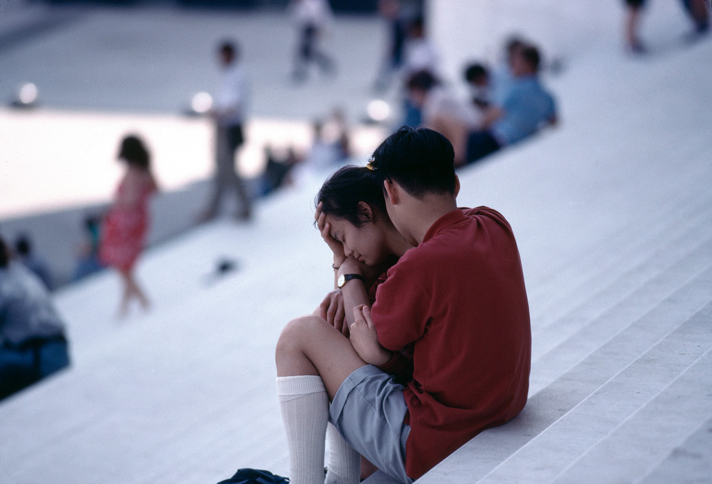 20aliens:  PARIS. 1991. Couple on the stairs of the Great Arch, in the La Défense