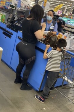 arizonacandids:What’s up candid community! I’m only here to give you PREMIUM content. I’ve had enough of the watered down products! First capture! ŭ for full vid. Cash app: $arizonacandids Follow me/Reblog! #booty #leggings 