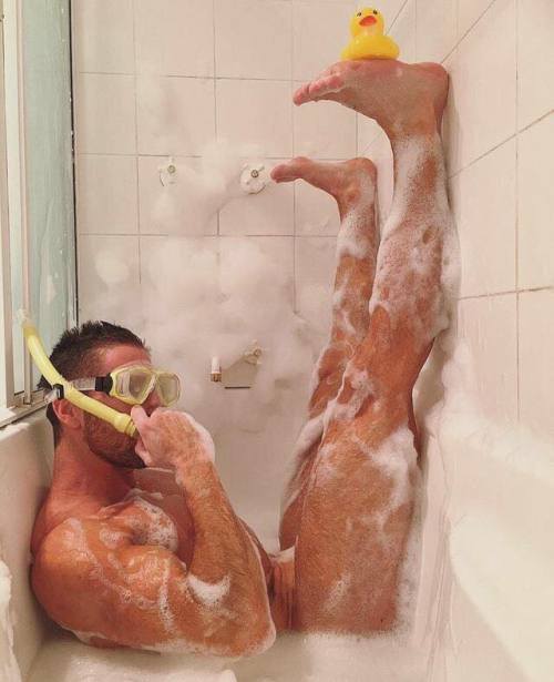 thegingerpowers:Daddy’s having fun in the tub without me… *pouts*