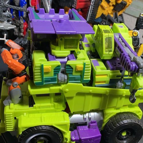 Just figured out my two #universe #constructicon boys fit on #combinerwars #longhaul’s dump truck be