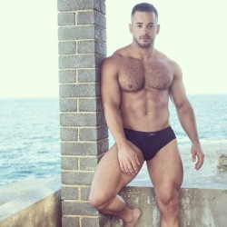 keepemgrowin:  Big legs and beach muscles…