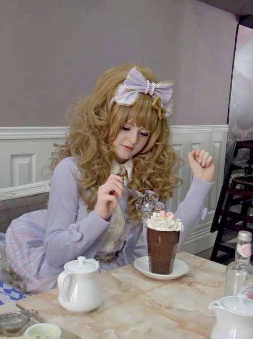 domoarigateaux:ribbonplague/ fahrlight took this photo of me trying to tackle my monstrous hot choco