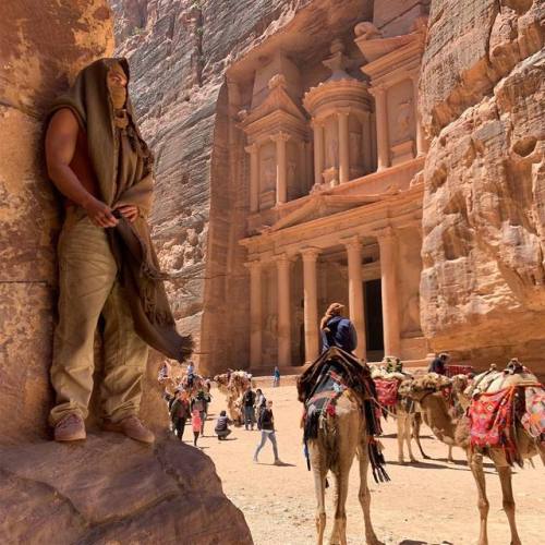 childrenofdune: Jason Momoa blending into Jordan.