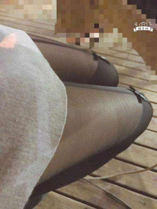mysexlady:有想后入的冲动吗？有想射她丝袜上的想法吗？ 美不美先看腿，这个腿加上穿着，完美！